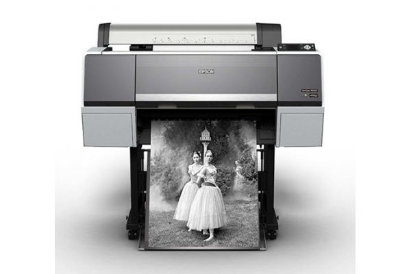 Amplia gama cromática El modelo SC-P6000, que incluye un pack de tintas pigmentadas de 8 colores UltraChrome HD, permite la producción de una amplia gama cromática certificada por Pantone a fin de crear resultados de calidad superior y muy precisos con colores brillantes e intensos. Para conseguir copias asombrosas, cuenta con un Modo Avanzado en Blanco y Negro para producir negros ricos y profundos de alta densidad y tonos ultrasuaves. Fiable y eficiente Con el cabezal de impresión Epson TFP PrecisionCore y la función automática de comprobación de inyectores, los usuarios consiguen resultados de calidad óptima. La reproducción del color uniforme está garantizada, una y otra vez y sin necesidad de añadir caros complementos, gracias a la herramienta Epson Colour Calibration y al SpectroProofer opcional con tecnología X-Rite, que aporta medición del color rápida y precisa. Fácil de usar La impresora se ha diseñado, hasta el último detalle, para maximizar la facilidad de uso y la fiabilidad. Cambiar de papel resulta sencillo, y navegar por los menús es cómodo con el panel de control LCD retroiluminado. Asimismo, la posibilidad de elegir entre cartuchos independientes de 350 ml y 700 ml permite obtener tiradas de impresión de mayor volumen antes de la siguientes sustitución. Dispone de un disco duro opcional de 320 Gb con el que los usuarios podrán liberar su ordenador y donde podrán almacenar varios trabajos en la impresora listos para la producción. Resultados duraderos Gracias a su mayor resistencia a la luz, las copias mantendrán su buen aspecto mucho tiempo una vez impresas. De hecho, las copias en papel fotográfico Premium Glossy Photo Paper pueden durar hasta 60 años.
